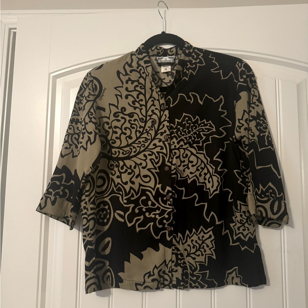 Manuhealii rayon button front top
